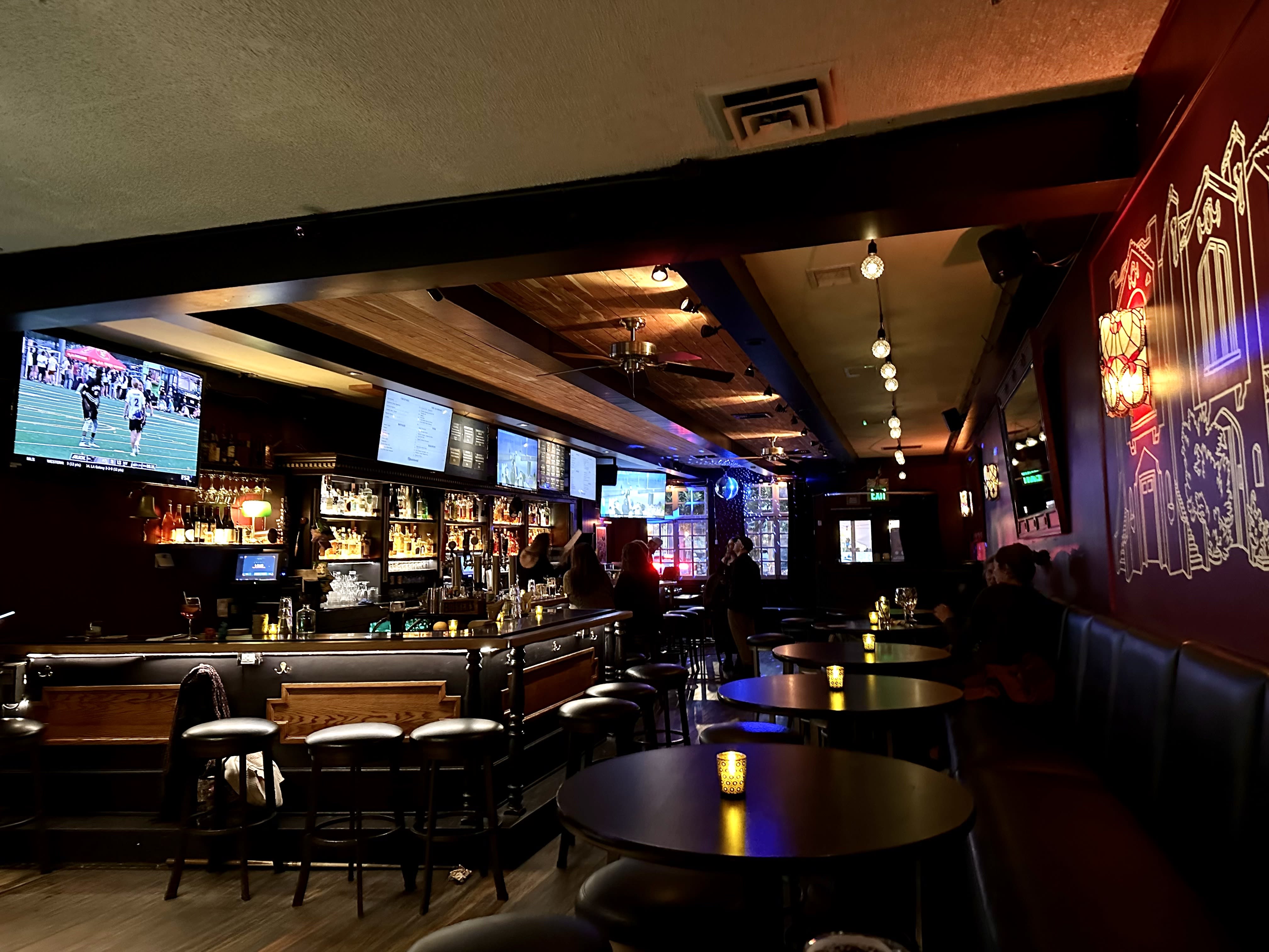 Great Chicago Sports Bars to Watch Football and Other Games