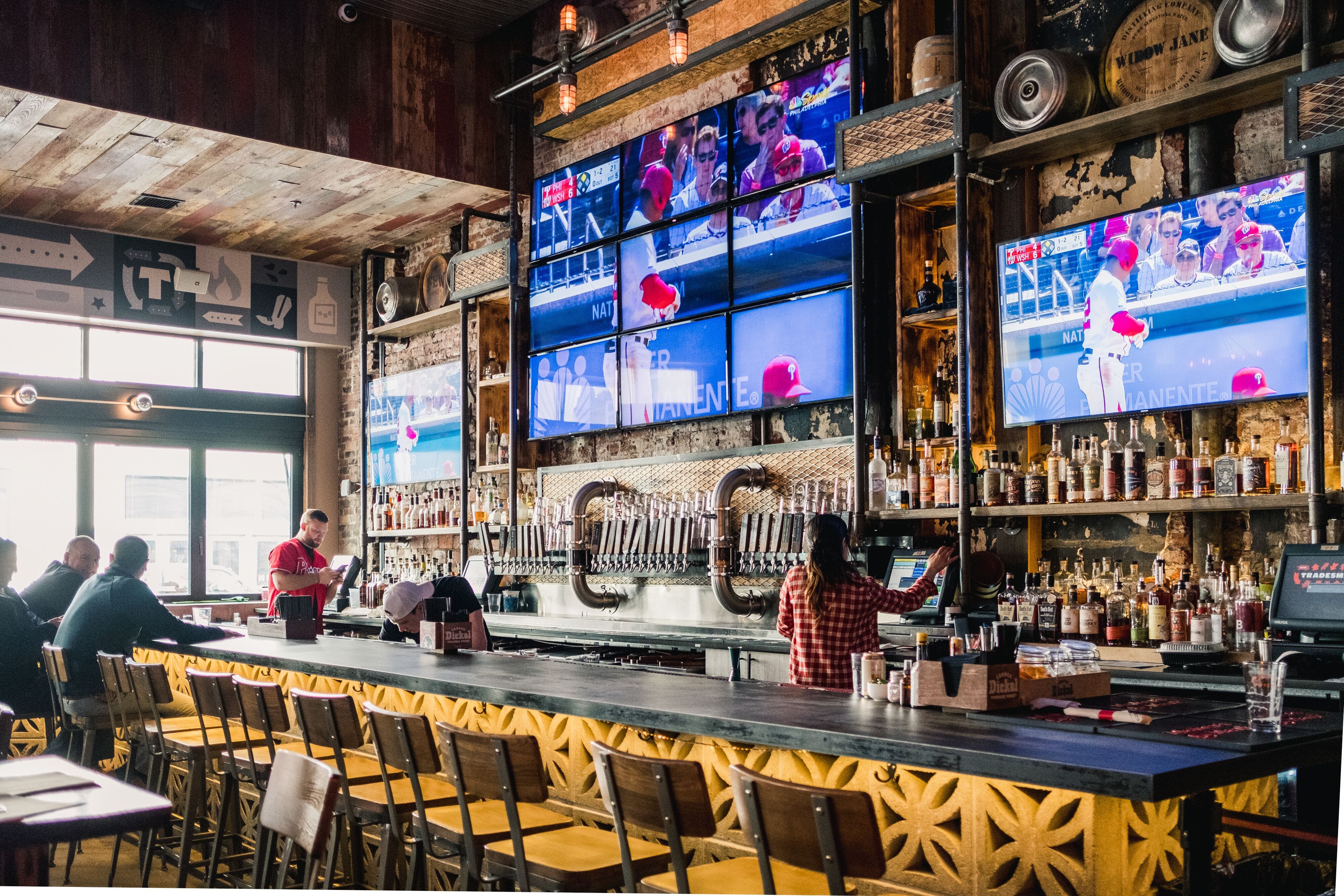 20+ Philly bars and restaurants where you can watch the game outside