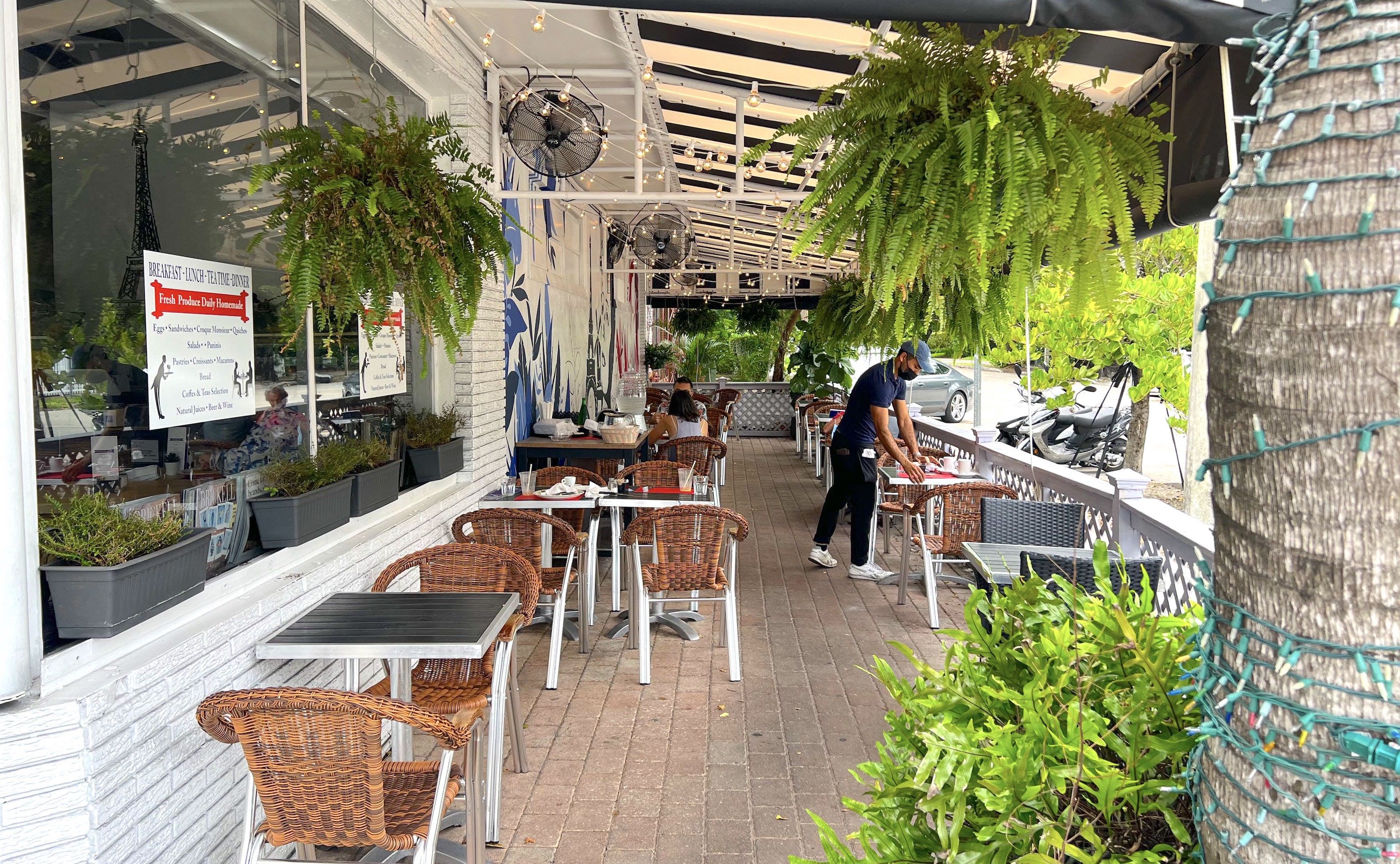 Brunch outdoor seating outlet