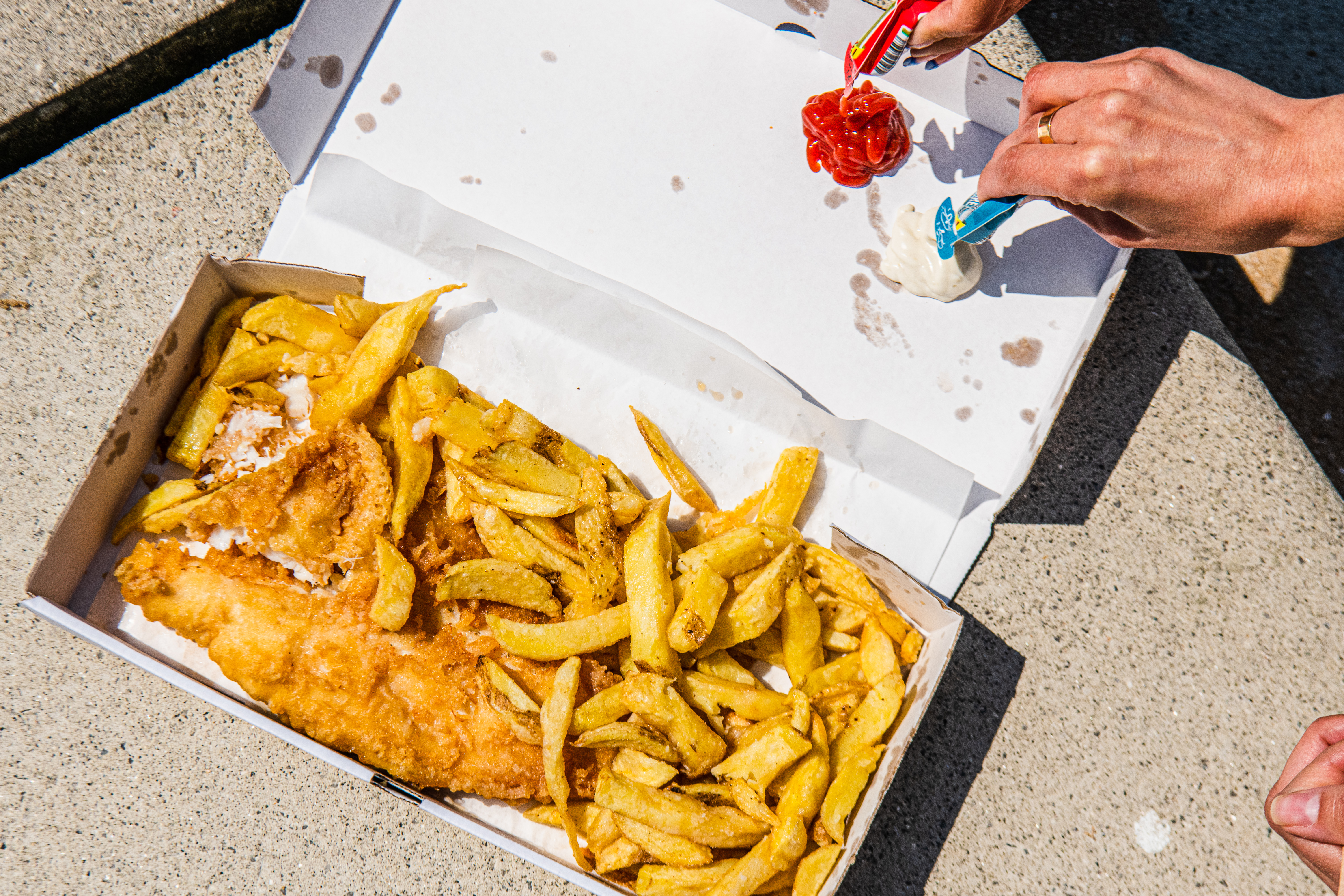 http://res.cloudinary.com/the-infatuation/image/upload/v1687196989/images/Peter_s_Fish_Factory_Fish_Chips_Aleksandra_Boruch_London34_rdrcy7.jpg