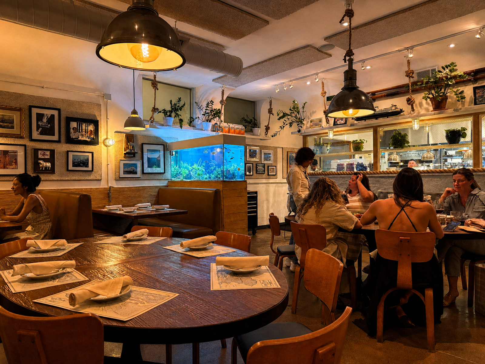 Pretend you're in Seattle and eat good oysters and crab at Montlake Cut - Review - Dallas