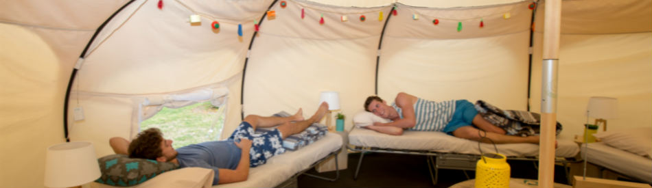 backpackers-camping-in-their-glamping-tents-with-kiwi-experience-in-new-zealand