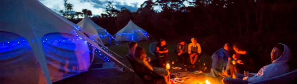 glamping-at-night-in-hot-water-beach-in-new-zealand-with-kiwi-experience