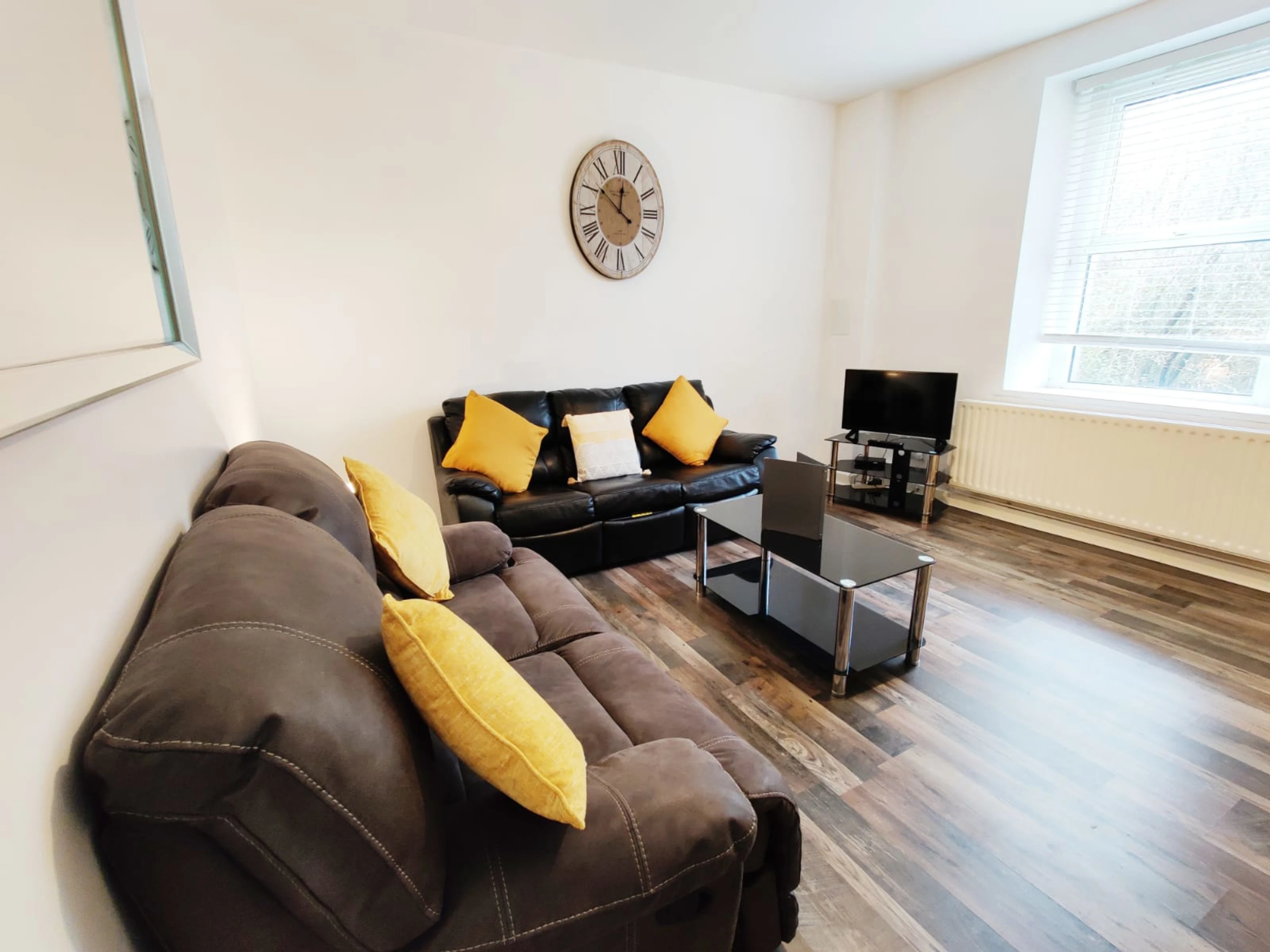 Perfect Location with parking -Jersey Lodge - Image 11