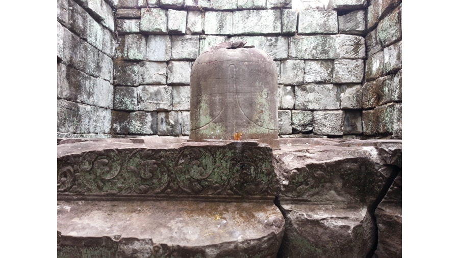 Admire the structures inside Beng Mealea