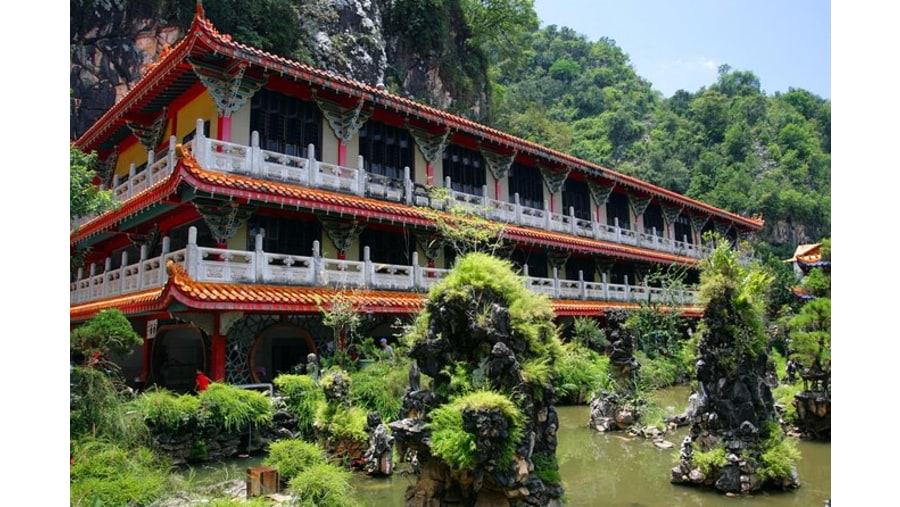 Explore the Sam Poh Tong Temple in Ipoh