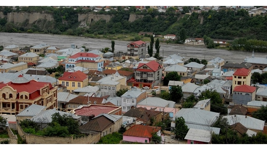 River flowing along the houses