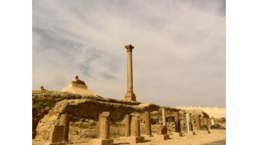 Le Serapeum et la colonLa Colonne de et Pompée