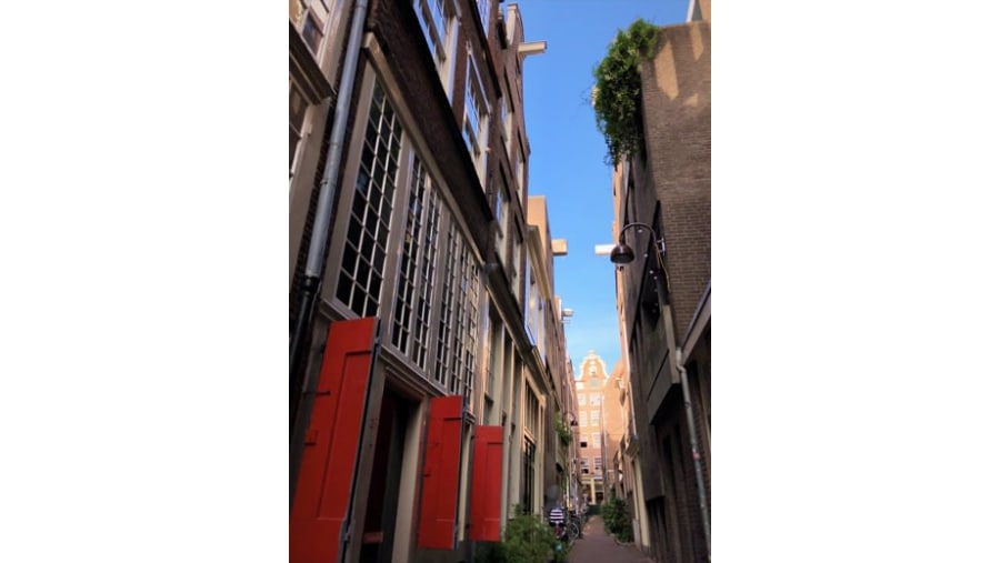 Explore the Alleys in the old town