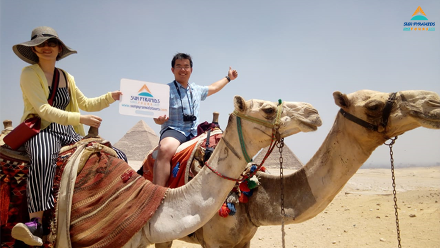 Tour of the pyramids on a camel