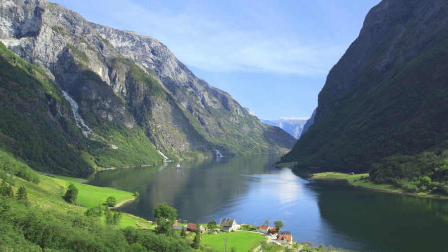 See this Gorgeous Valley from the Flåm Railway