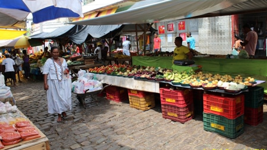 Santo Amaro: market