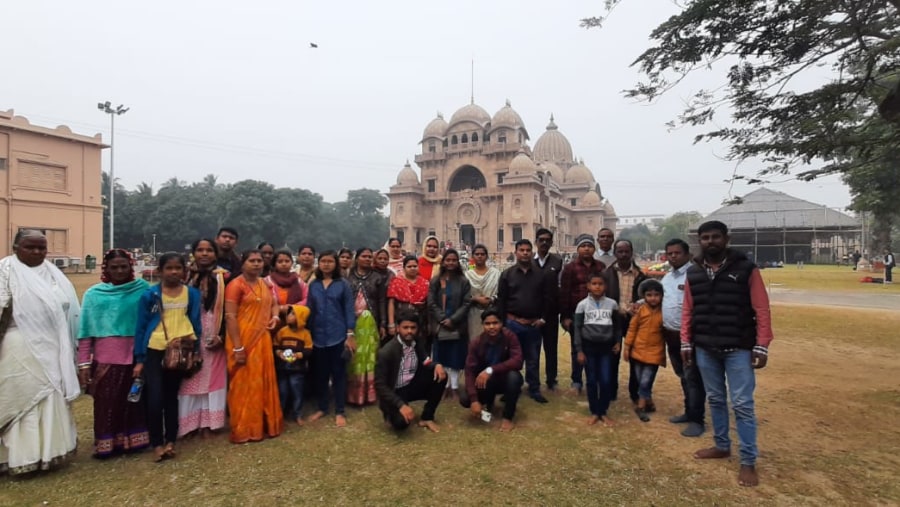 Travellers next to the Belur Math