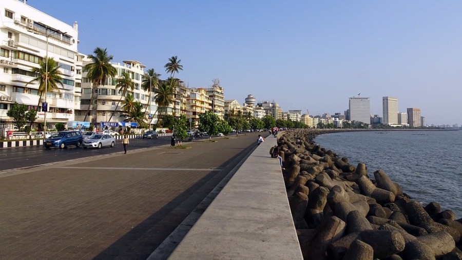 Explore the beautiful Marine Drive of Mumbai