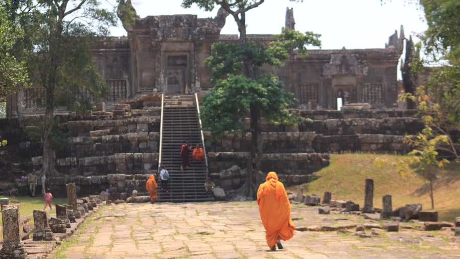 Quietly observe the monks