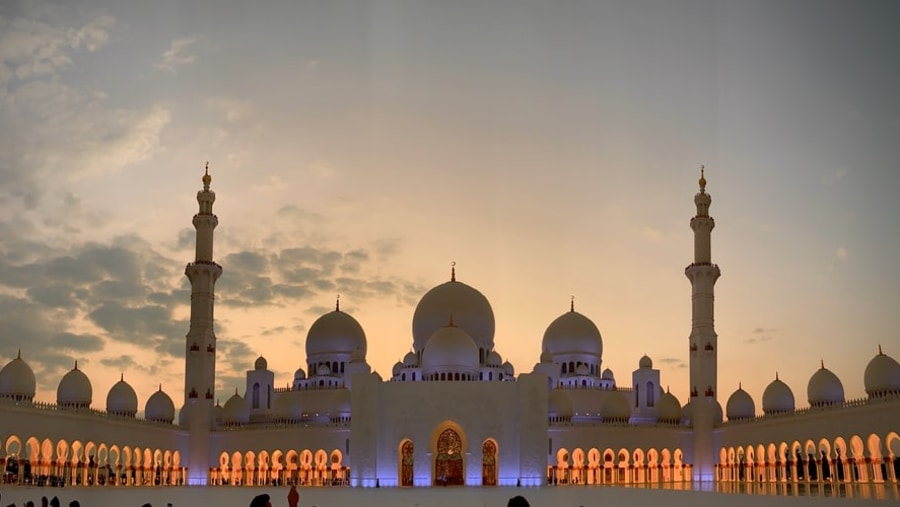 Visit the magnificent Sheikh Zayed Mosque