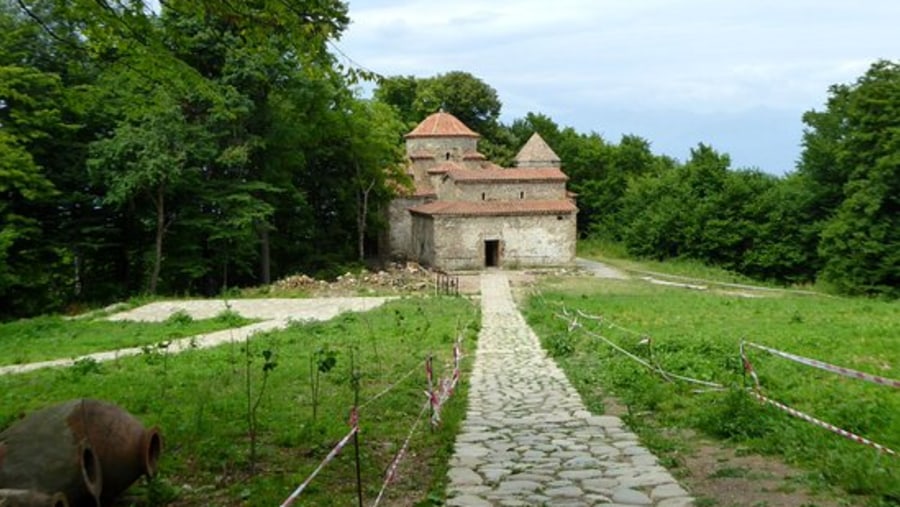 See the old Shuamta Building in Signagi