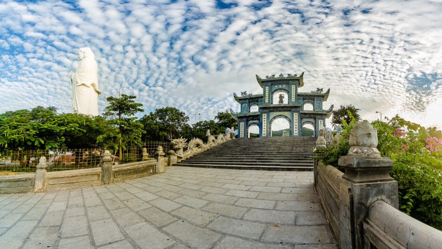 Admire the Linh Ung Pagoda