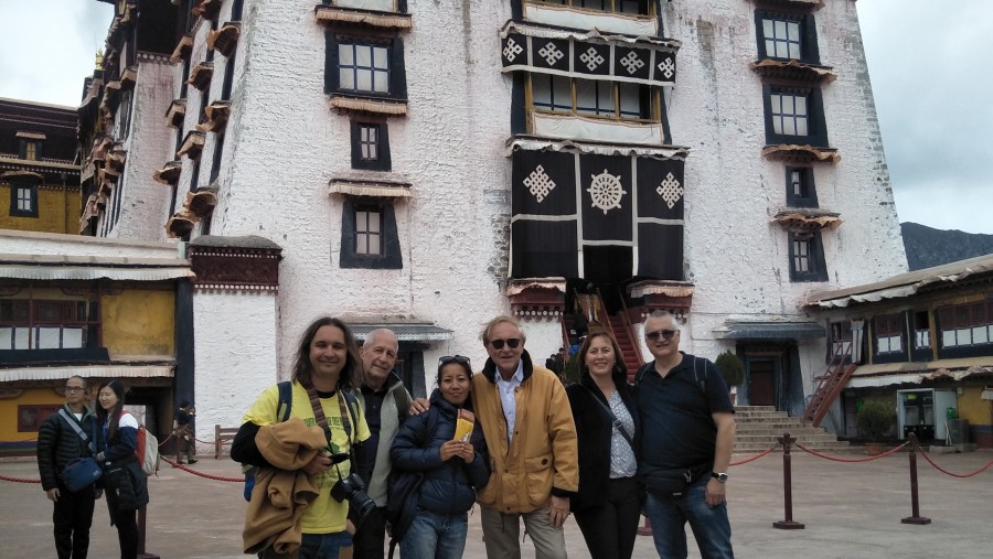 Happy tourists in Lhasa