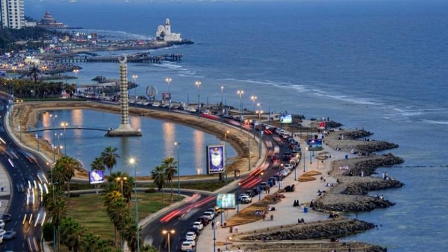 Stroll through the Jeddah Corniche