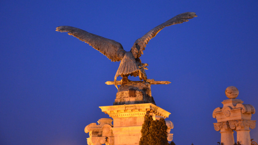 Turul statue