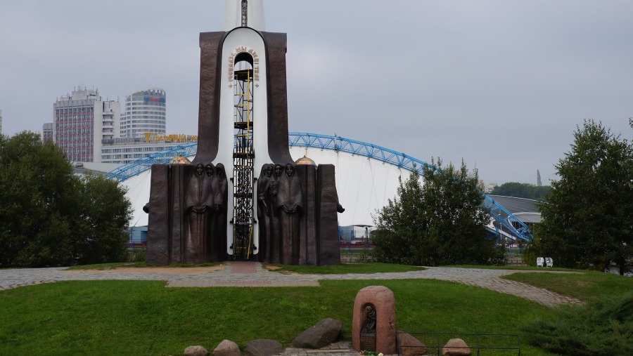 Walk to the Memorial Monument of Minsk