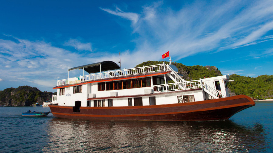 Cruise boat in Lan Ha Bay