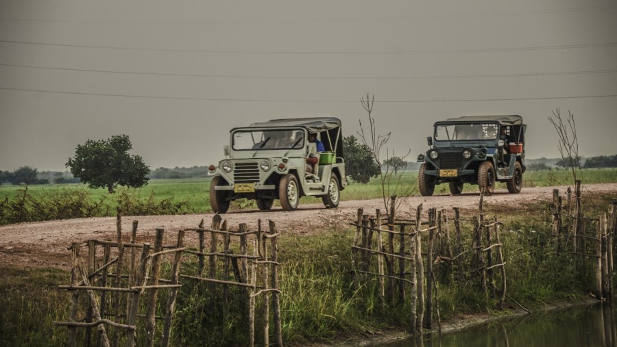 Vintage Jeep Tour: Angkor Wat Sunrise Explorer 