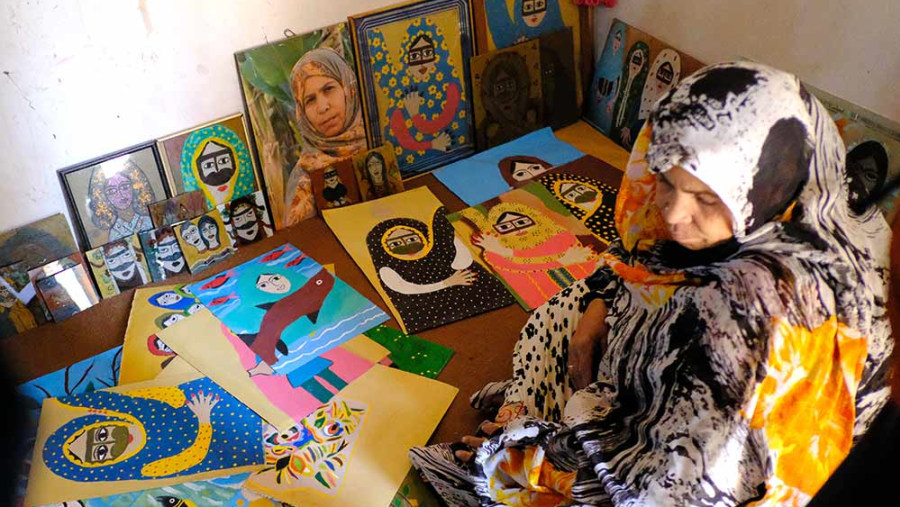 Local Woman Selling her Paintings in Hormuz