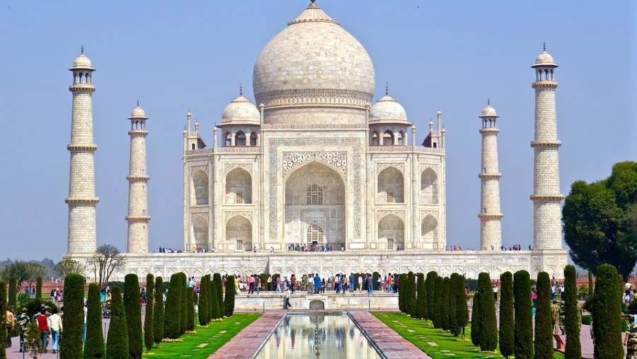 Marvel at the beauty of Taj Mahal