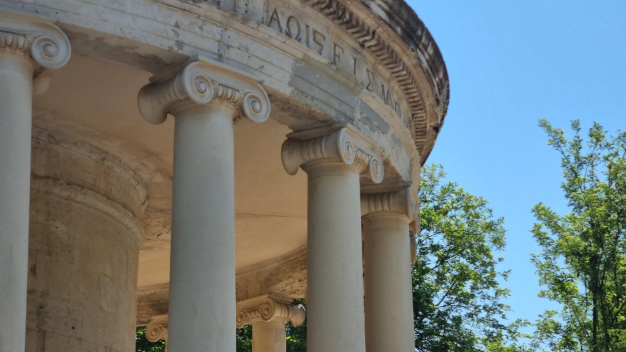 Greek style pillar