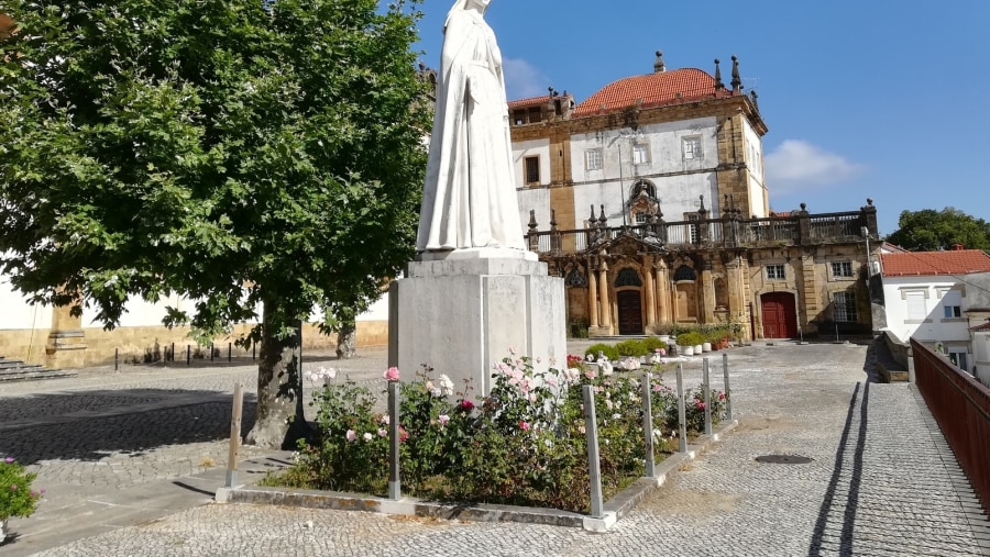 Statue of Queen Santa Isabel
