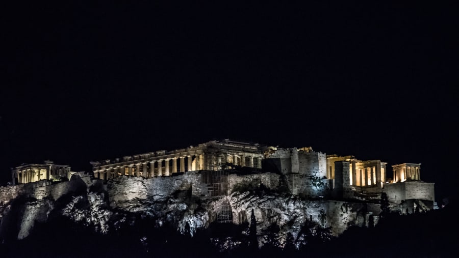 Take pictures of the beautiful night sky of Athens