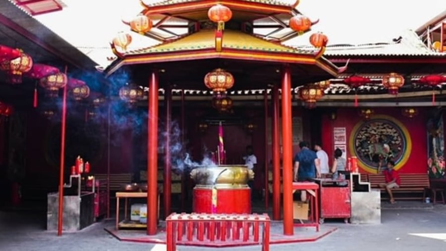 Explore a Chinese Temple