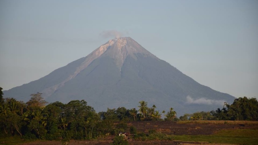 Ebulobo Volcano (2124 m)