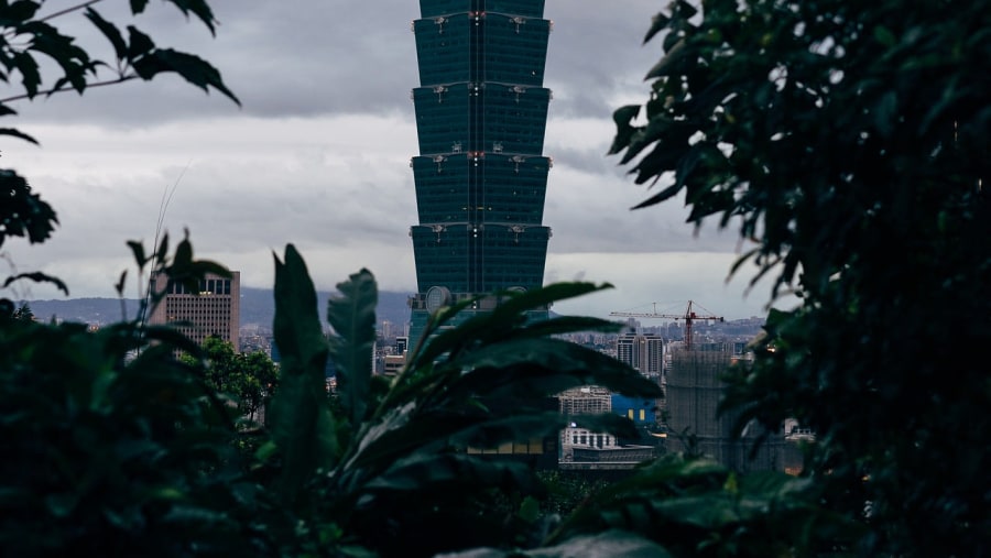 Admire the Taipei 101