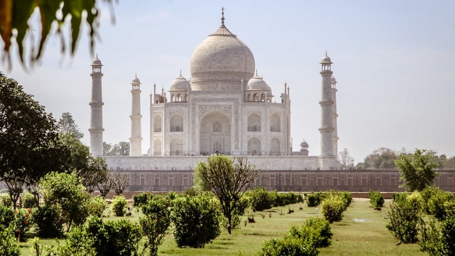 Witness the beauty of the Taj Mahal