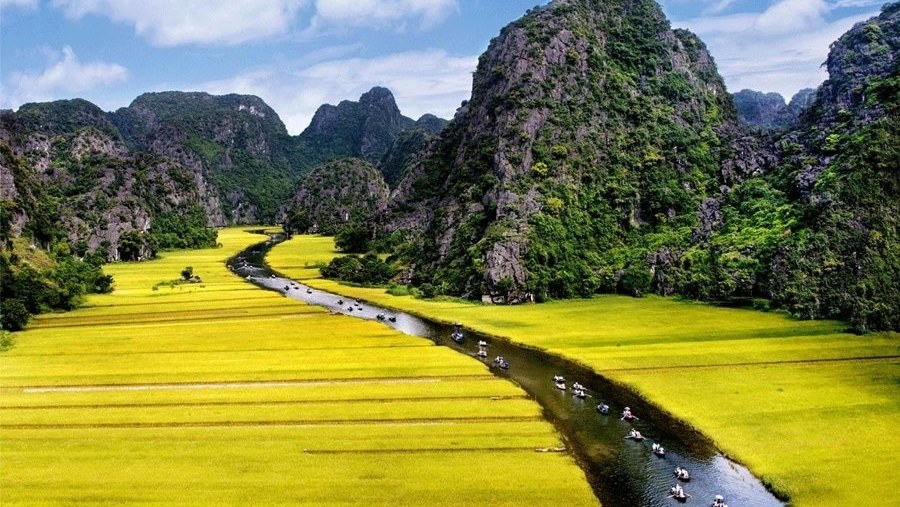 Enjoy the picturesque landscape of Tam Coc