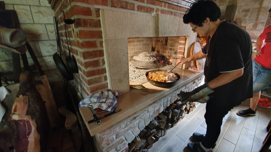 Cook in a Brick Oven in Hardomilje