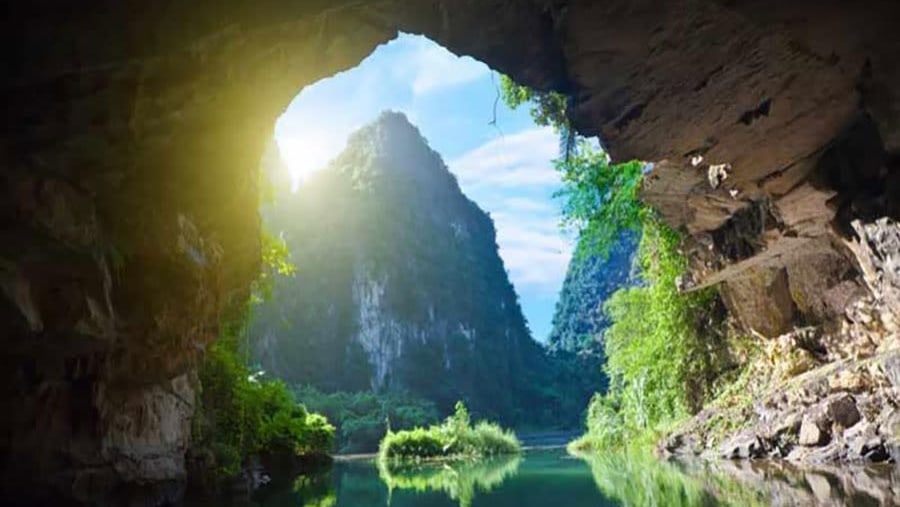 The magnificent Hoa Lu caves