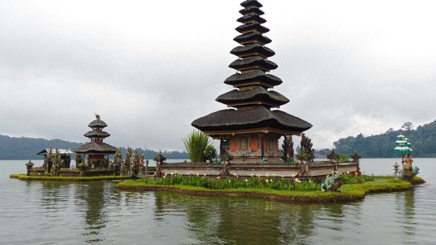 Visit Ulun Danu temple