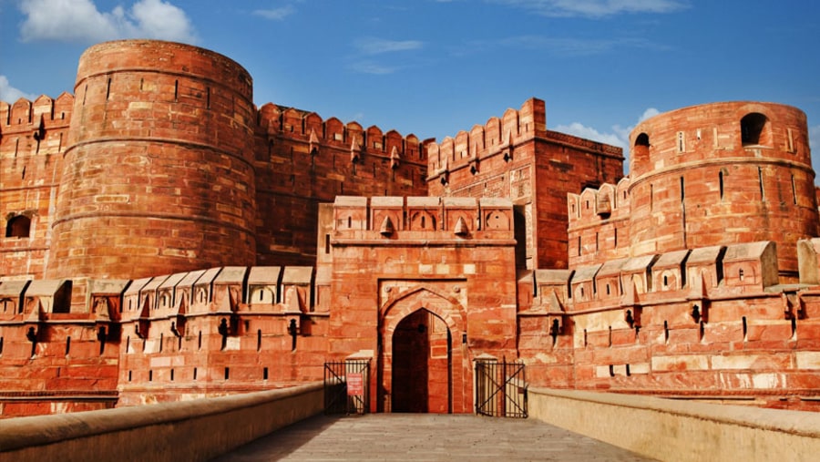 See the magnificent Agra Fort