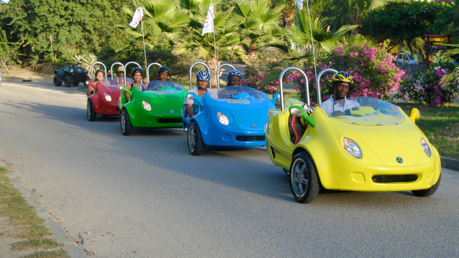 Explore Saint Martin in a scoot coupe