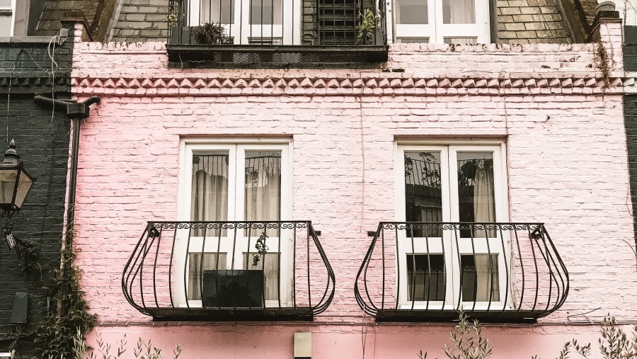 Observe the iconic buildings around the Notting Hill Neighbourhood