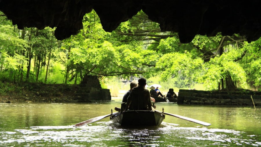 Have fun boating in Tam Coc area