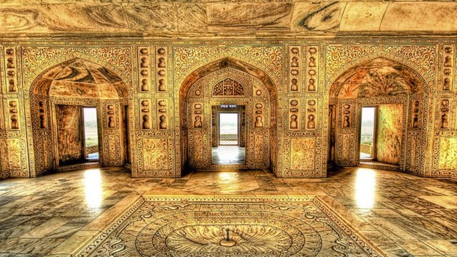 The marvellous hall of Taj Mahal