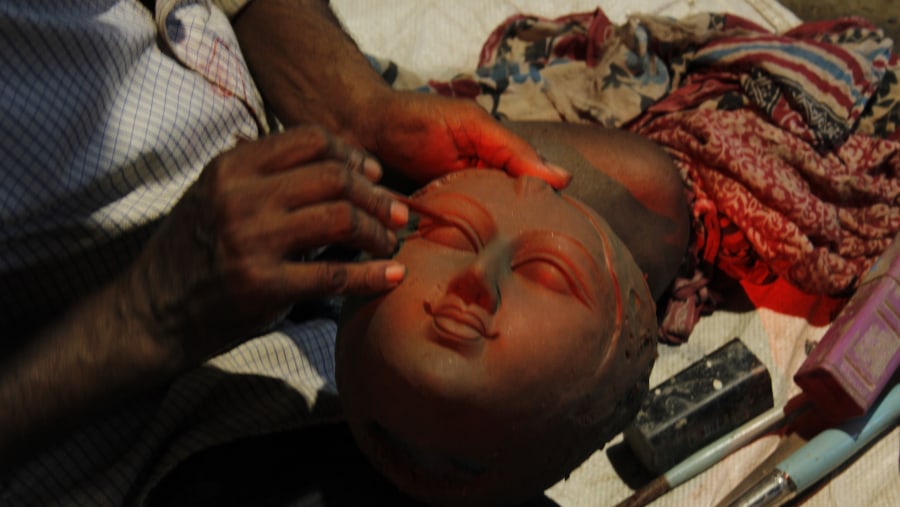 An artist making the idol