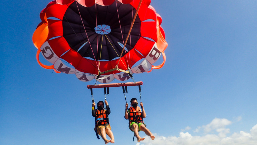 Enjoy parasailing water activity at batu Feringgi