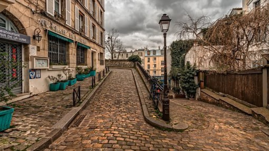 Walk through the beautiful streets of Montmartre