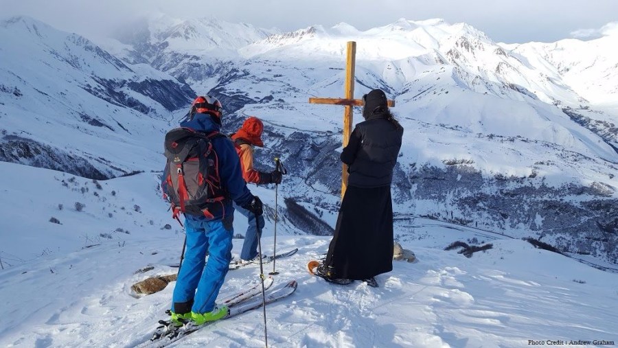 Ski up to the Lomisi Peak